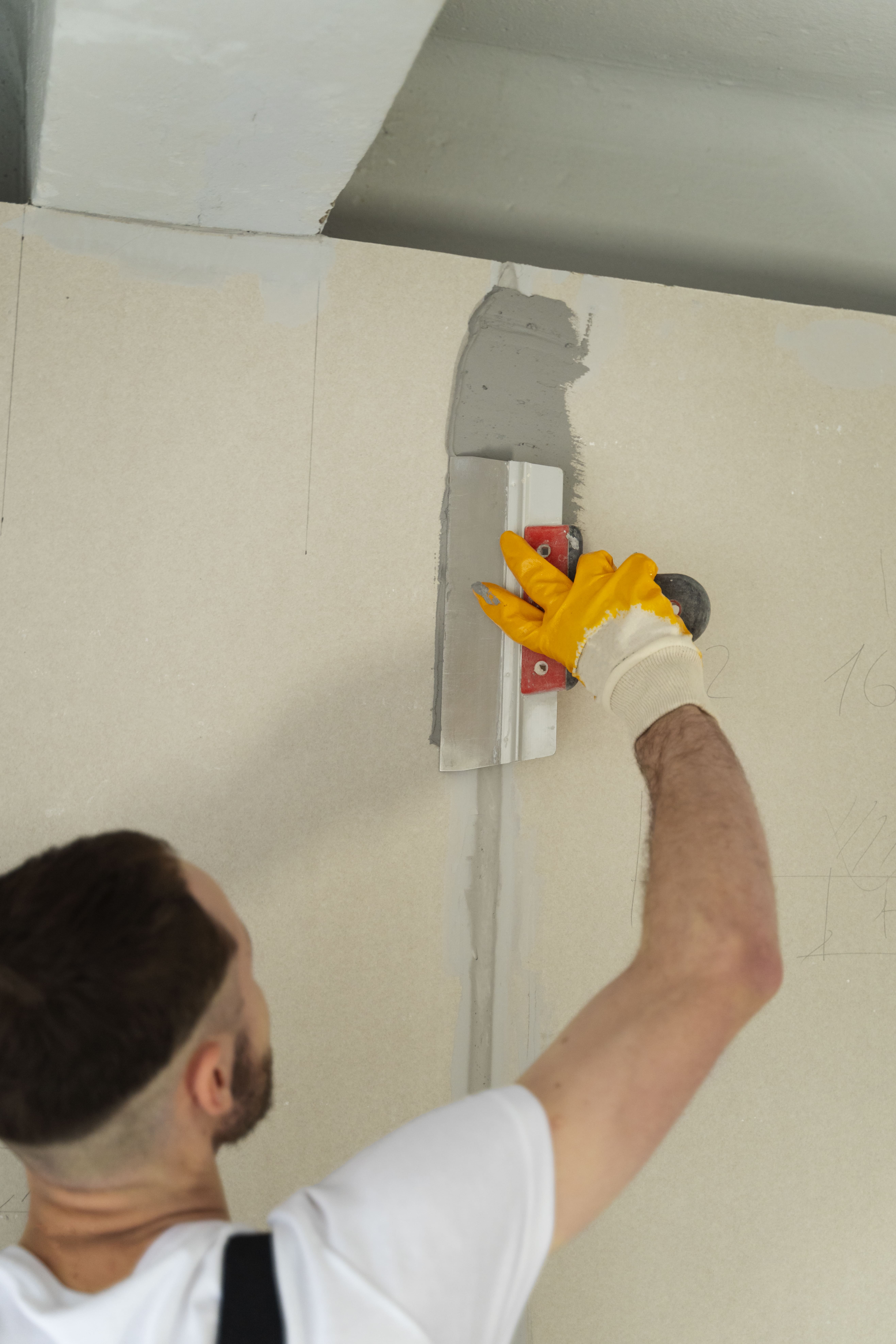 construction-worker-using-plastering-trowel-min